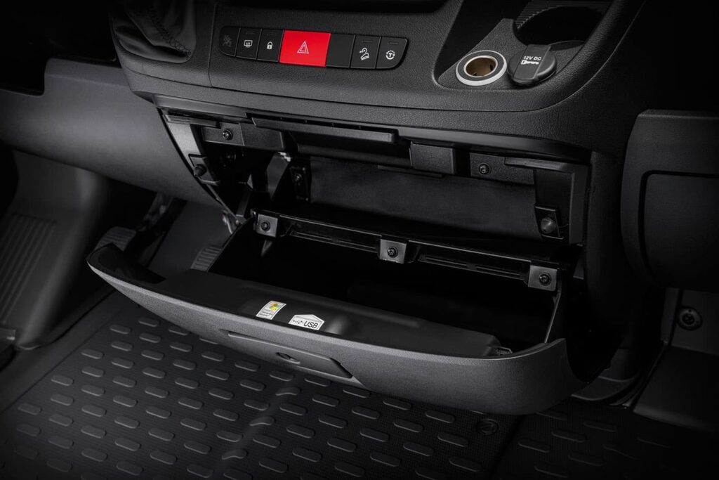 Offenes Handschuhfach im Auto