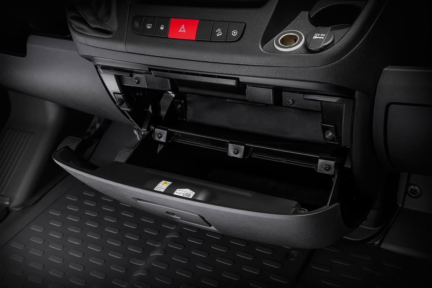 Offenes Handschuhfach im Auto