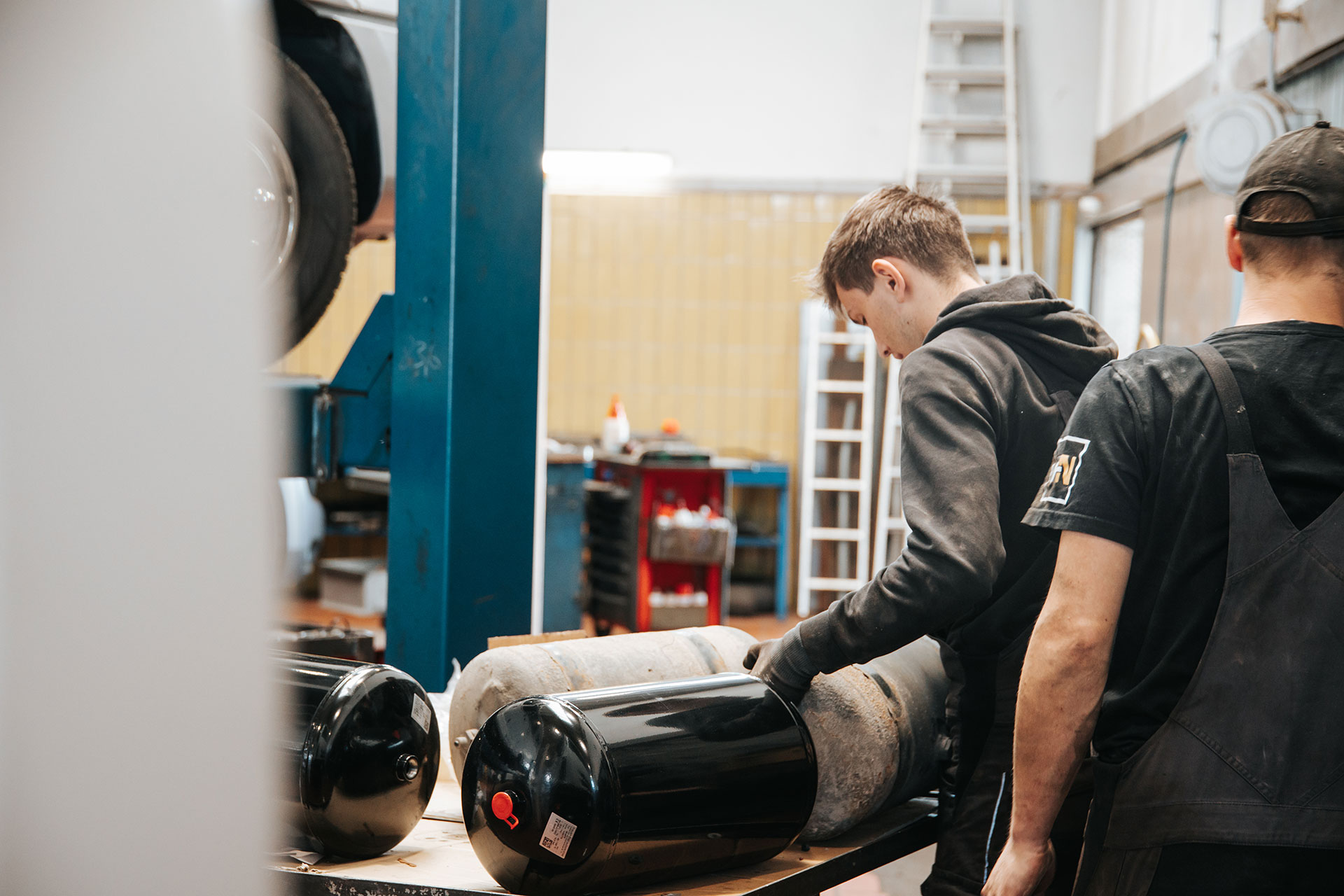 Zwei Mechaniker in einer Werkstatt.