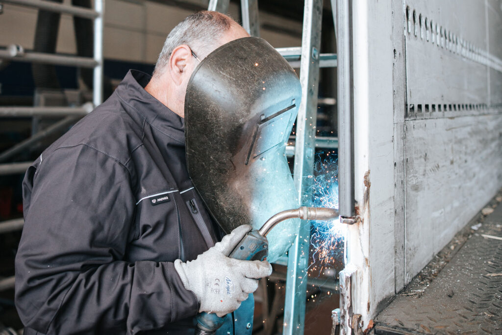 Schweißer arbeitet an Metallkonstruktion.