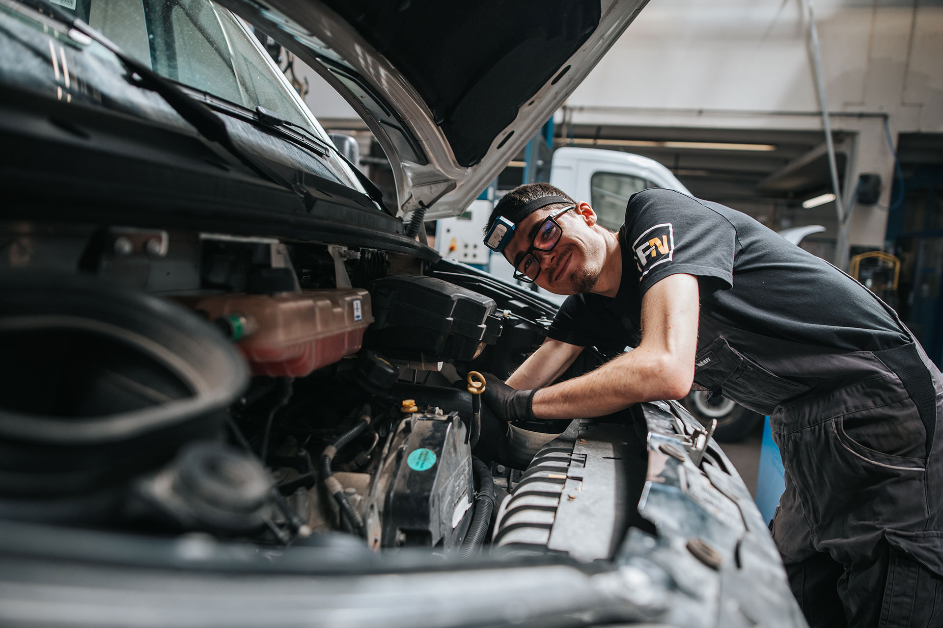 Mechaniker arbeitet am Motor eines Fahrzeugs